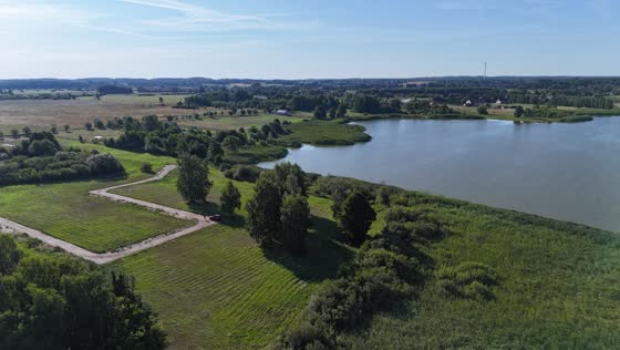 Wytyczone działki budowlane w Marcelinie nad jeziorem Wielimie, widok z drona