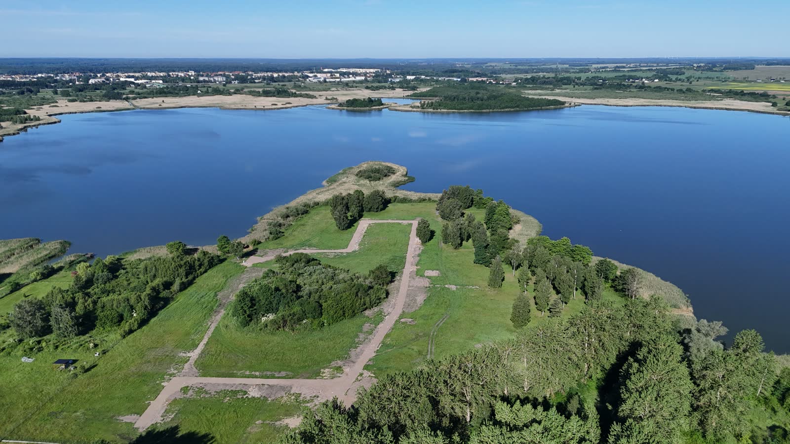 Panorama z drona: teren z działkami w Marcelinie na tle jeziora Wielimie i Szczecinka
